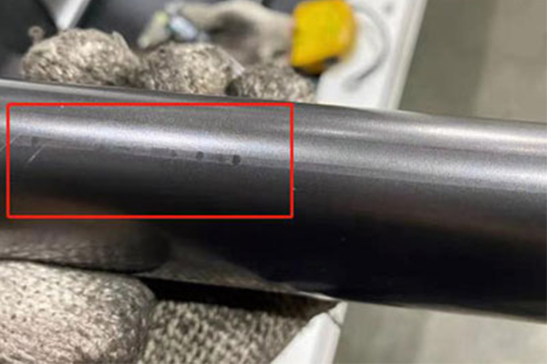 Como evitar arranhões causados por garras durante o processamento do tubo?