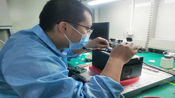 Engenheiros da Golden Laser aprenderam como reparar lasers de fibra na Raycus Company